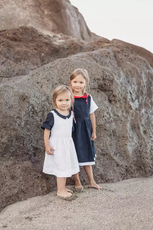 Sofa Killer tamsiai mėlynos spalvos vaikiška lininė suknelė su raudona apykakle