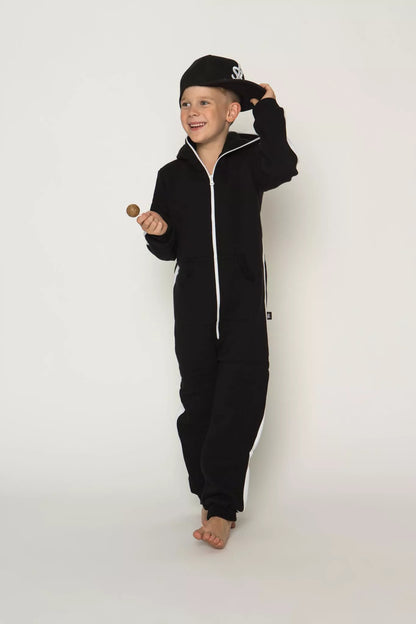 Sofa Killer juodas vaikiškas kombinezonas su baltom vertikaliom juostom
