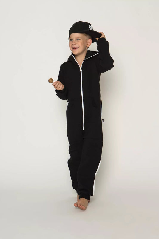 Sofa Killer juodas vaikiškas kombinezonas su baltom vertikaliom juostom