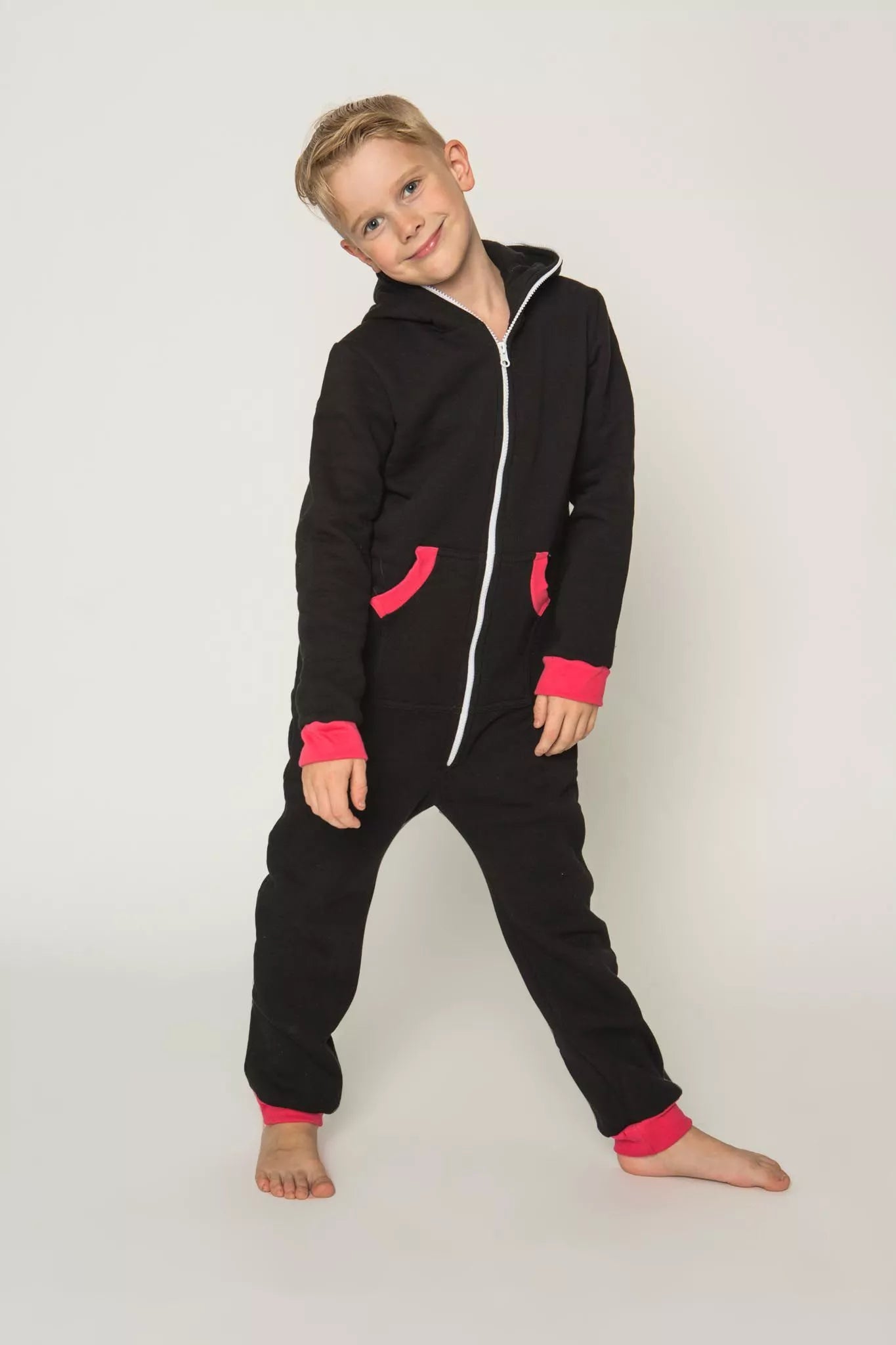 Sofa Killer juodas vaikiškas kombinezonas su raudonais rankogaliais