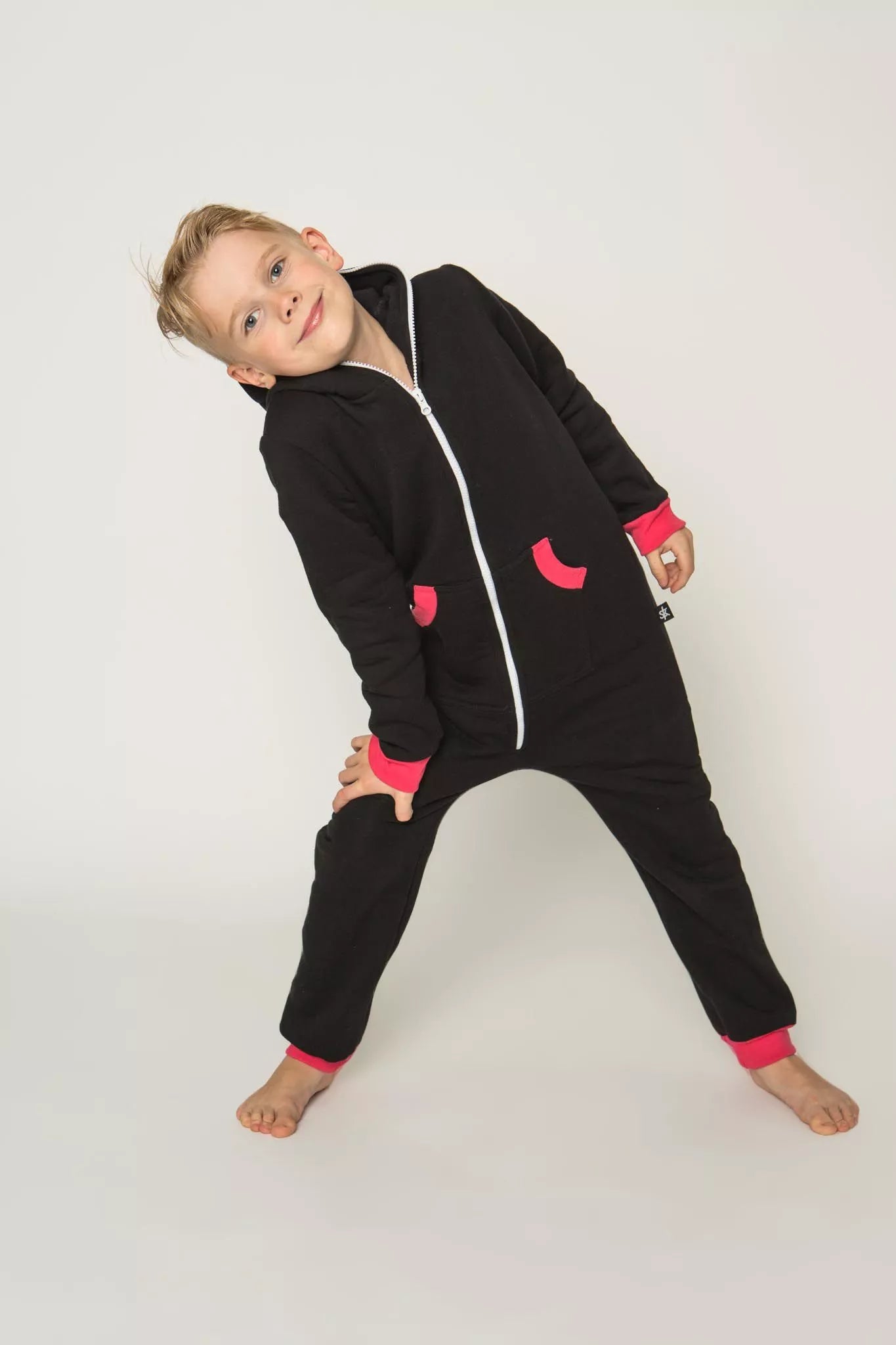 Sofa Killer juodas vaikiškas kombinezonas su raudonais rankogaliais