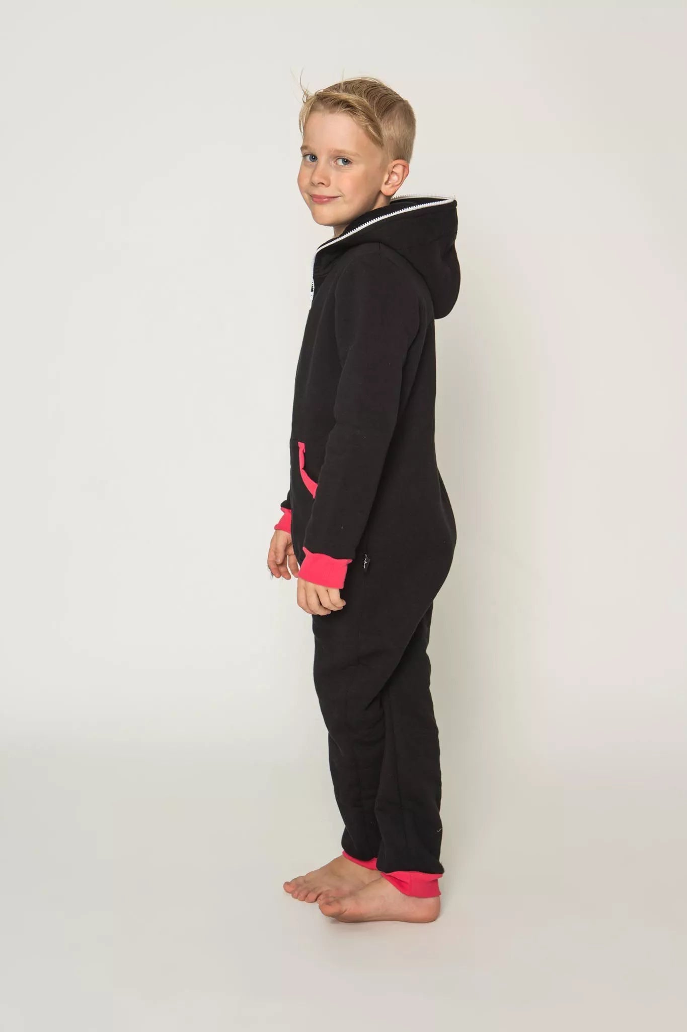 Sofa Killer juodas vaikiškas kombinezonas su raudonais rankogaliais