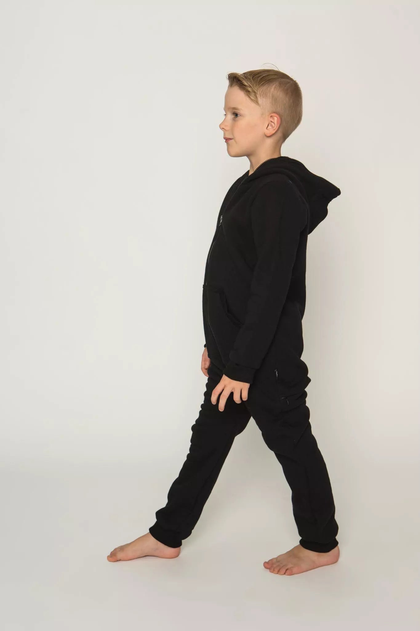 Sofa Killer juodas vaikiškas kombinezonas su užtrauktuku nugaroje