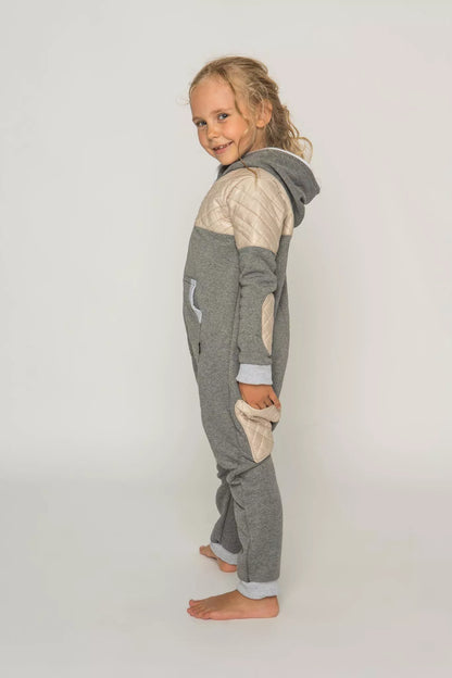 Sofa Killer pilkas vaikiškas kombinezonas su dygsniuotos medžiagos aplikacija