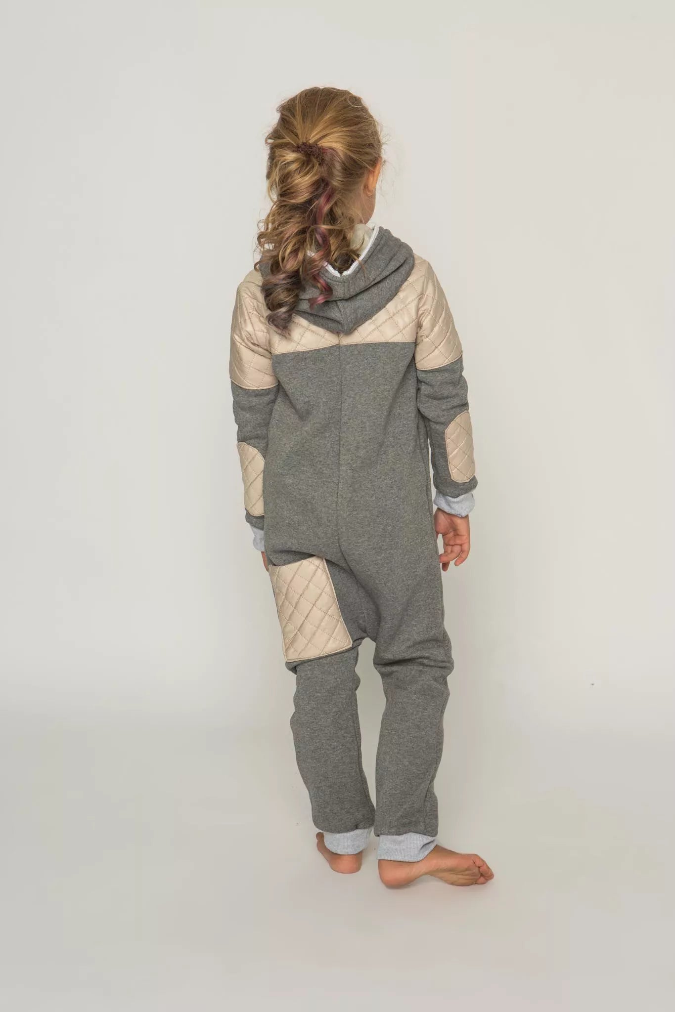 Sofa Killer pilkas vaikiškas kombinezonas su dygsniuotos medžiagos aplikacija