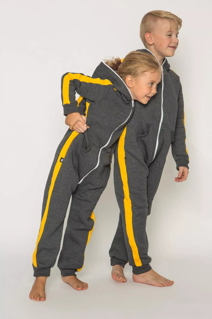 Sofa Killer grafito spalvos vaikiškas kombinezonas su geltonom vertikaliom juostom