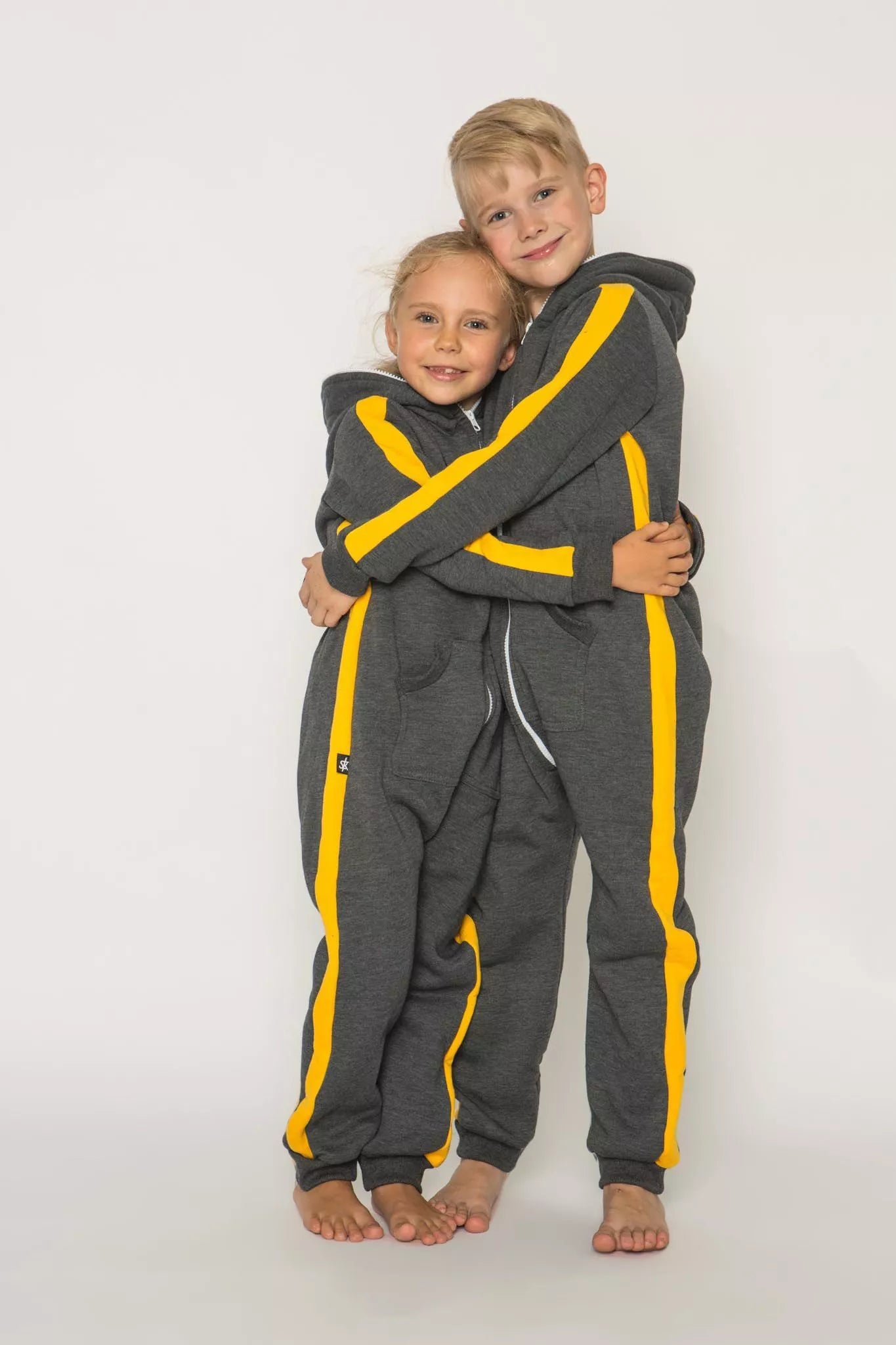 Sofa Killer grafito spalvos vaikiškas kombinezonas su geltonom vertikaliom juostom