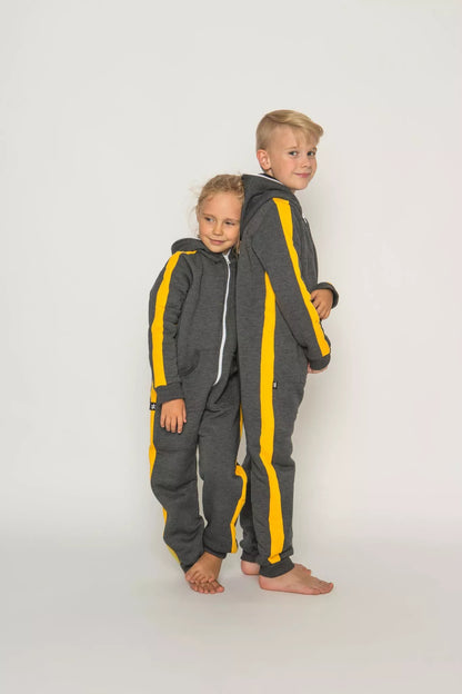 Sofa Killer grafito spalvos vaikiškas kombinezonas su geltonom vertikaliom juostom