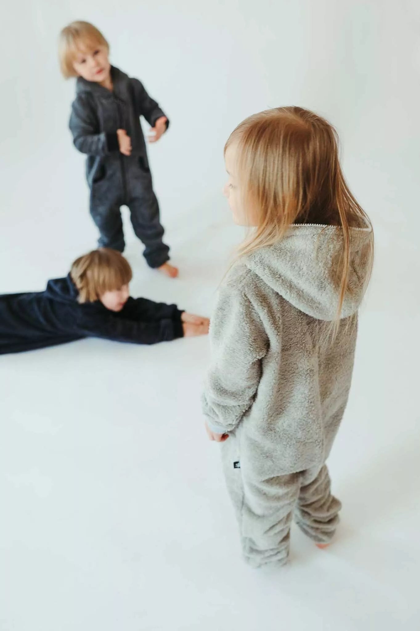 Sofa Killer  vaikiškas šviesiai pilkas frotinis bambuko kombinezonas