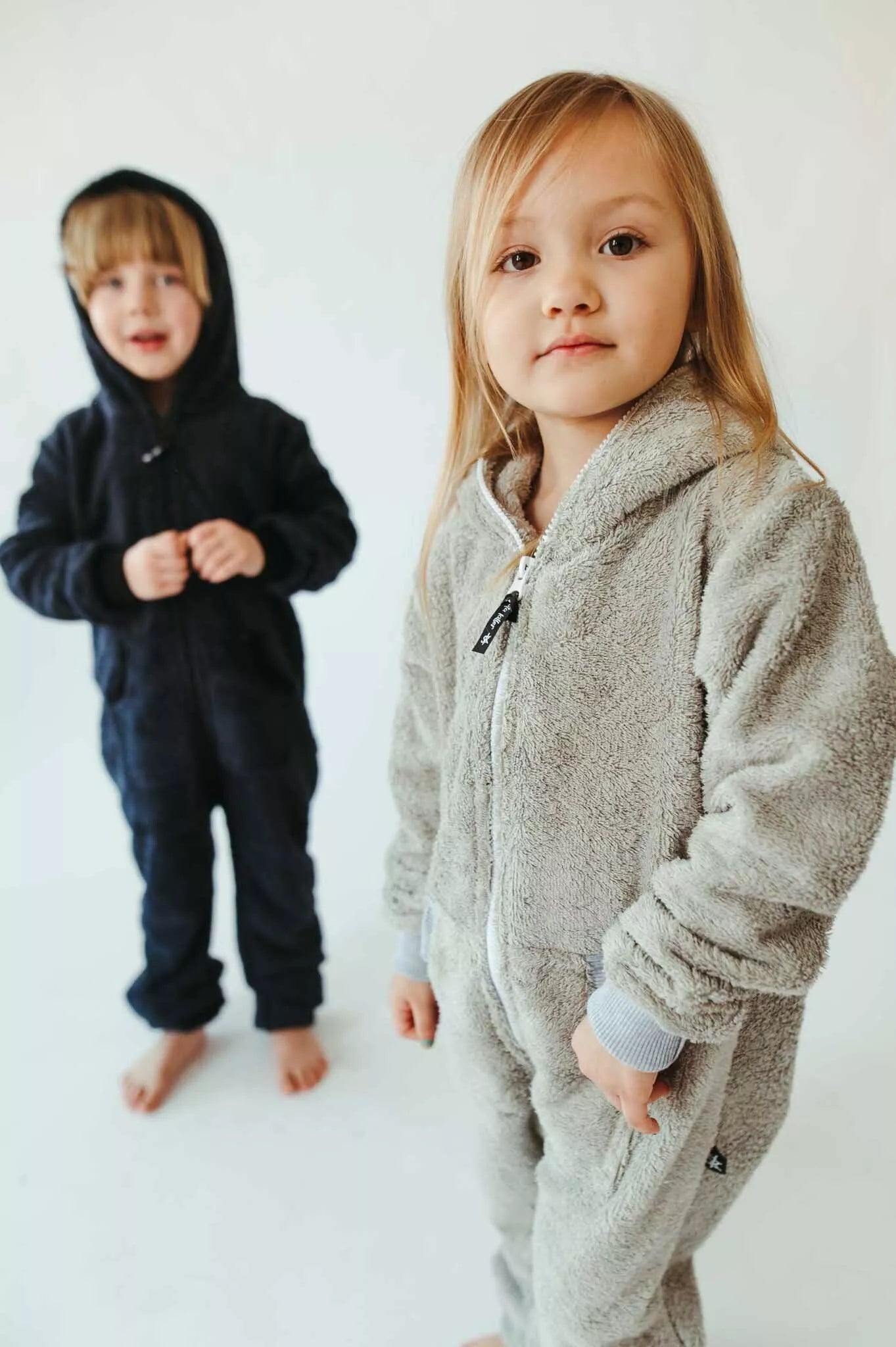 Sofa Killer  vaikiškas šviesiai pilkas frotinis bambuko kombinezonas