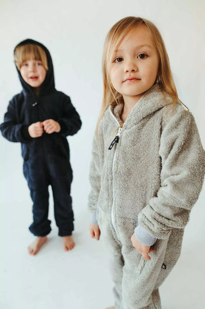 Sofa Killer  vaikiškas šviesiai pilkas frotinis bambuko kombinezonas