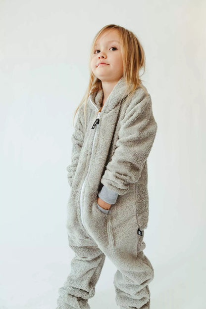 Sofa Killer  vaikiškas šviesiai pilkas frotinis bambuko kombinezonas