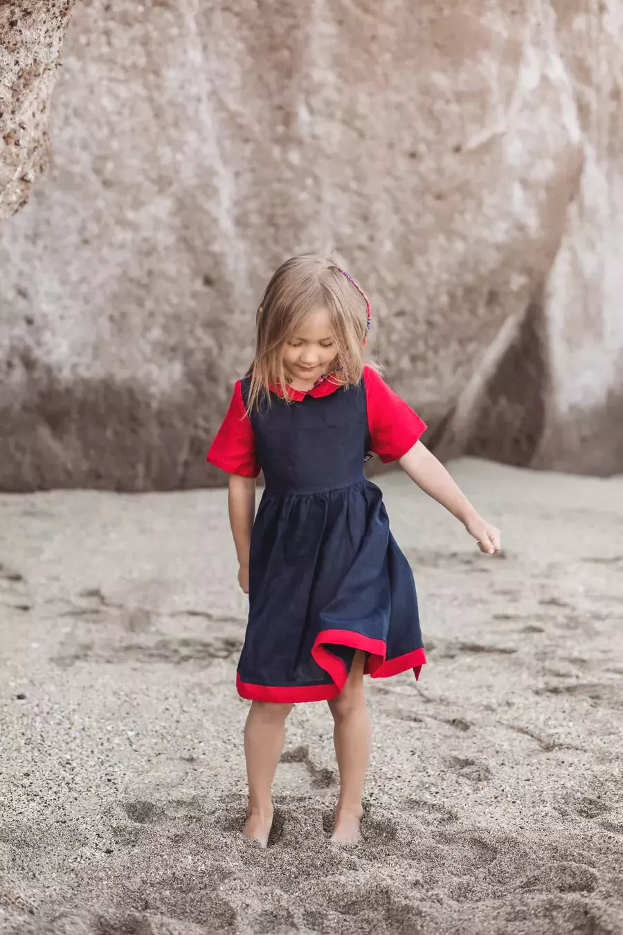 Sofa Killer tamsiai mėlynos ir raudonos spalvos vaikiška lininė suknelė