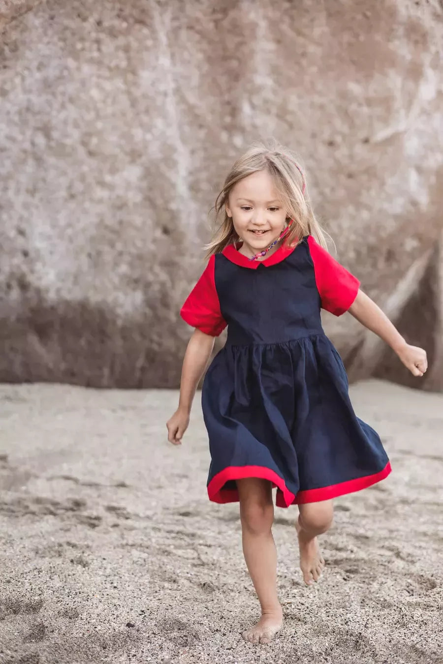 Sofa Killer tamsiai mėlynos ir raudonos spalvos vaikiška lininė suknelė