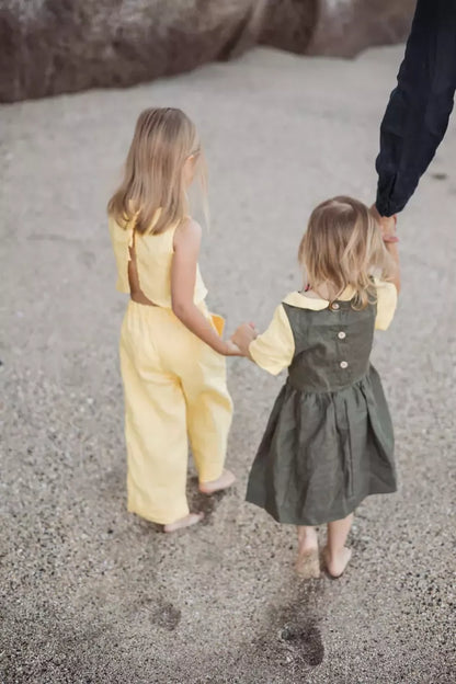 Sofa Killer tamsiai žalios spalvos vaikiška lininė suknelė su geltona apykakle