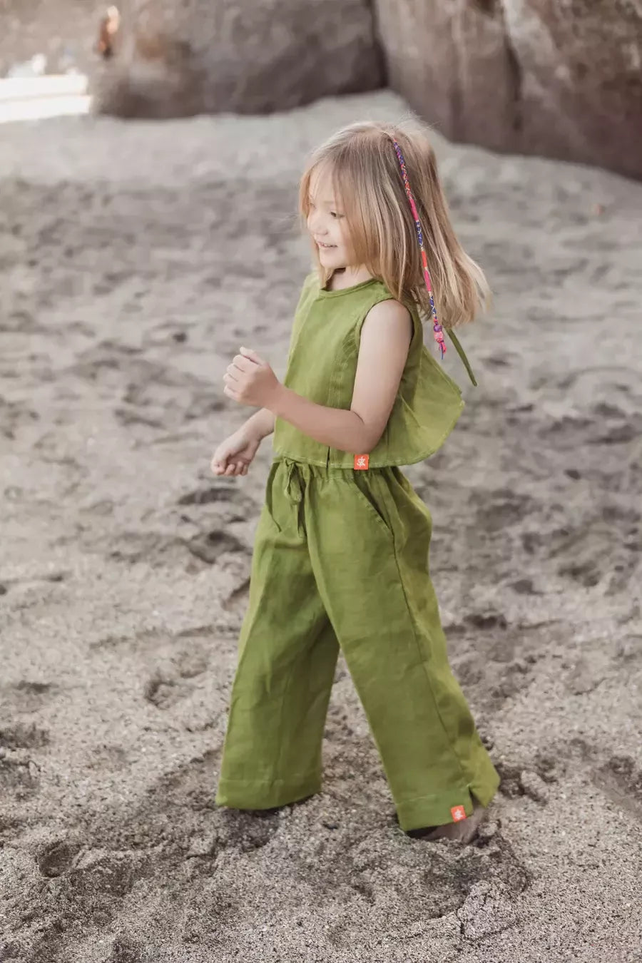 Sofa Killer samanų spalvos vaikiškas lininis kostiumėlis su kelnėmis