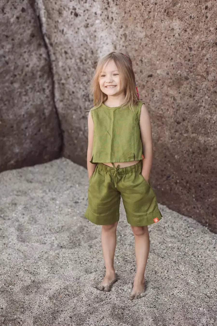 Sofa Killer samanų spalvos vaikiškas lininis kostiumėlis su šortais